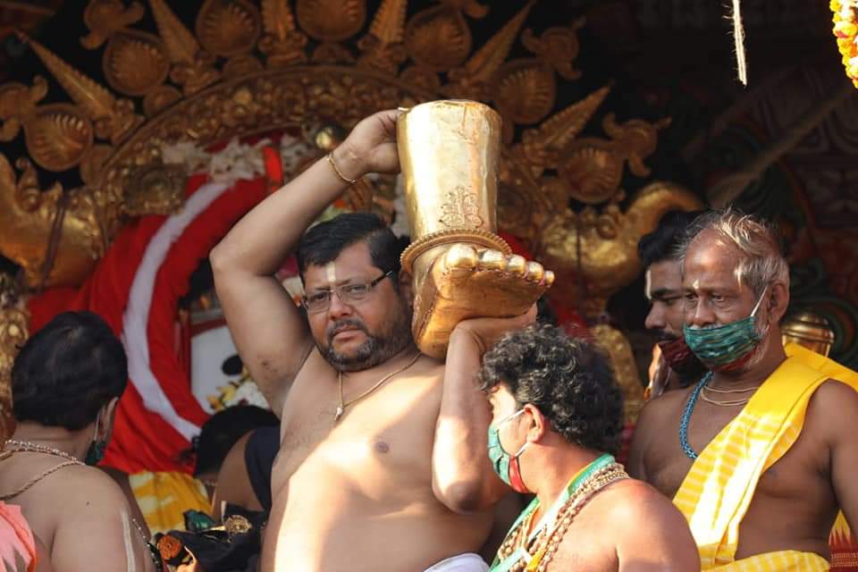 A Daita servitor carrying the golden vessel for the ritual bathing